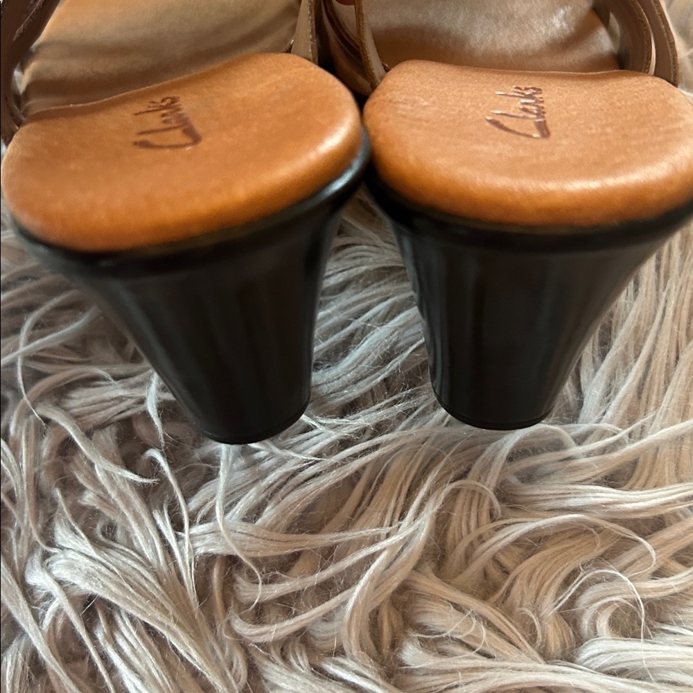 Clarks Strappy Slides - Picture 4 of 6